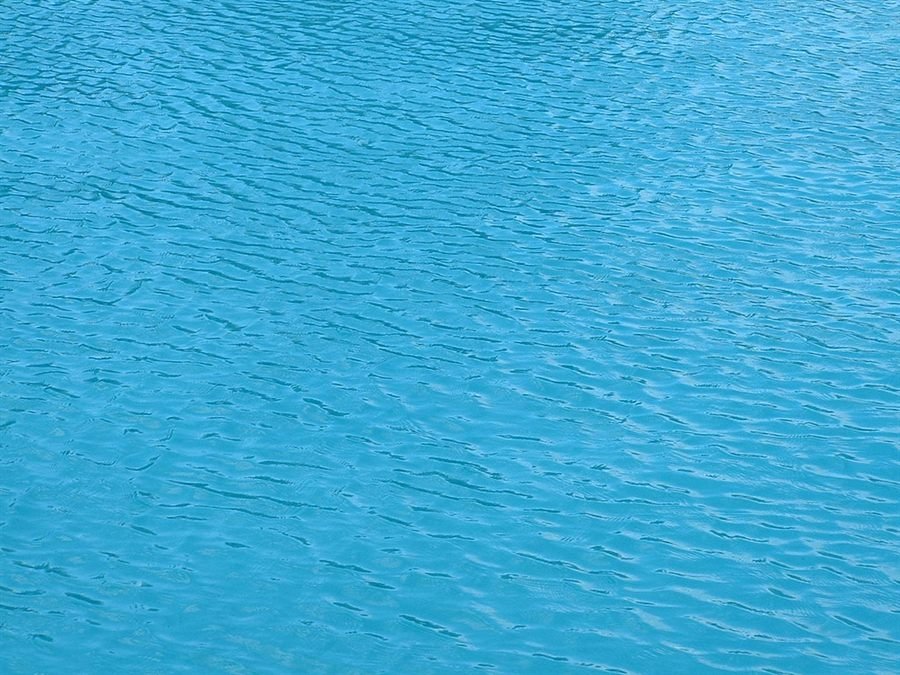 Superfície de água azul e limpa de piscina